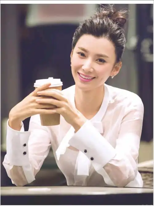 唐熙变身时尚杂志编辑_参考网