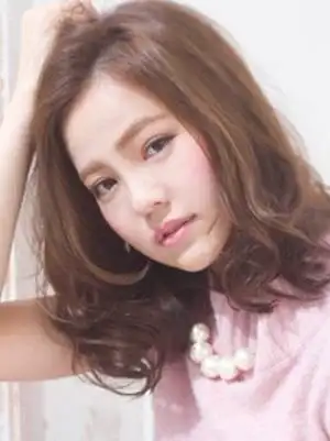 一款齐肩的直发发型,稍微过肩膀一些的长度,披发可以很美,扎起来又会