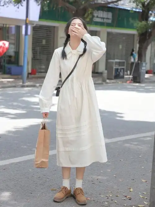 风琴褶白色连衣裙小个子女生穿搭
