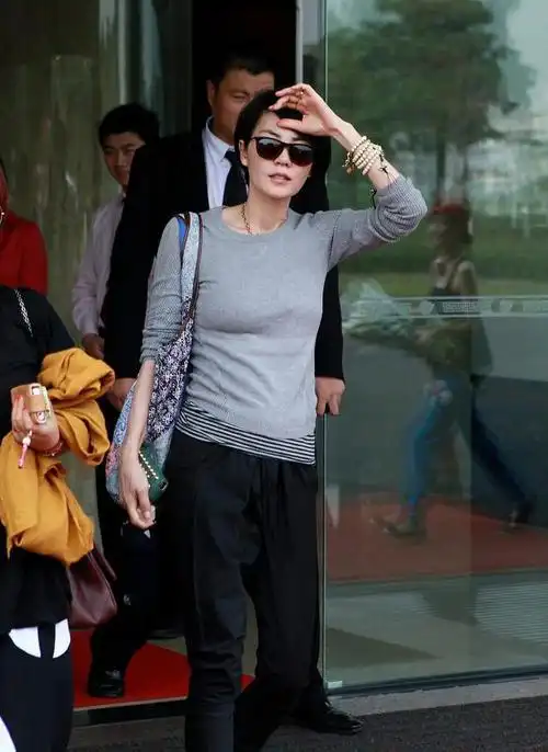 穿衣小知识:在腰部位置融入横向条纹优点:突出腰部线条王菲的穿搭虽然