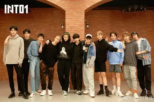 into1私下穿什么花几百块就能和爱豆穿情侣装同款也太香了