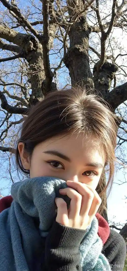 见她那会儿,连花都不好意思抬头 那天遇见一个人,长得干净利索,笑来像