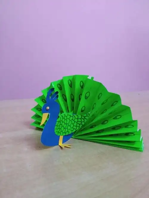 制作漂亮的折纸孔雀——手工小课堂