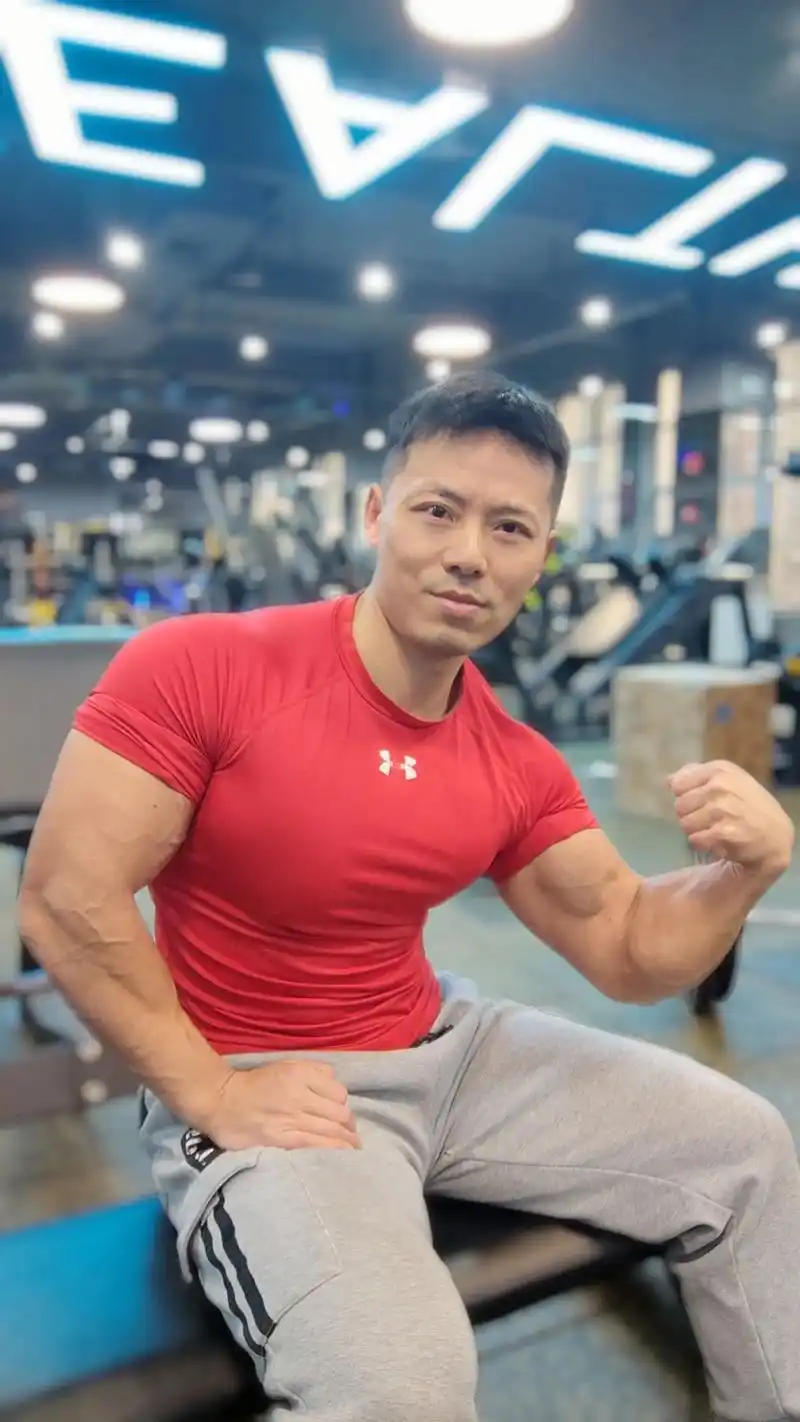 80后肌肉大叔今天长这样#80后 #80后大叔 #肌肉男 # - 抖音