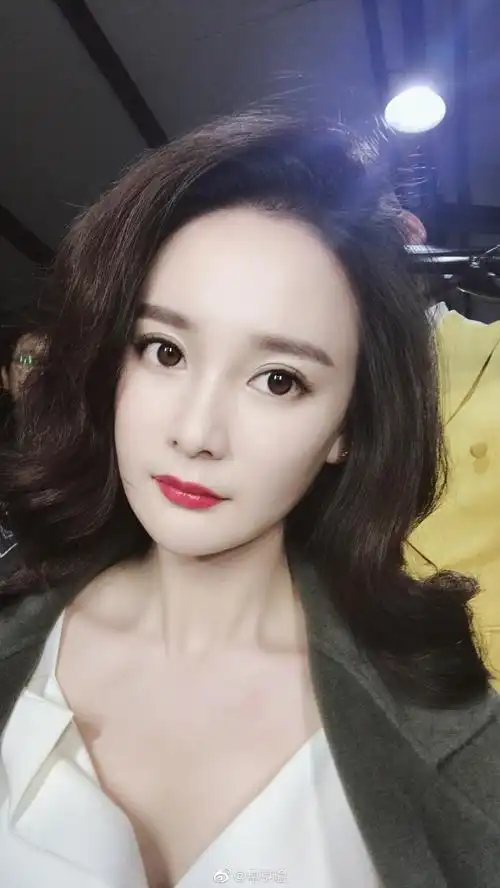 组图:网红卓亨瑜产子升级当妈 曾当杨幂《三生》替身爆红