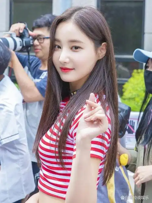 李多斌,英文名叫作:yeon woo,她是一位来自韩国女团的人气女歌手,更是