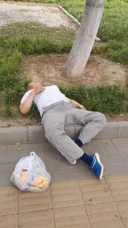 这个大叔喝多了,路边就睡着了