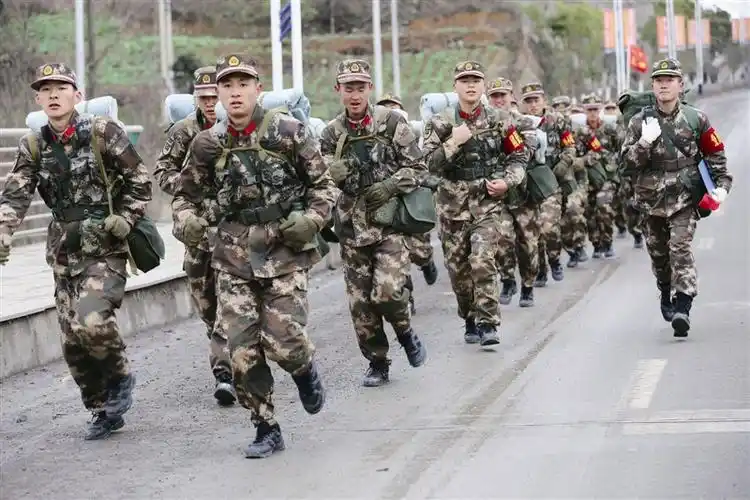 野营拉练快速行军途中12月26日,武警毕节市支队组织机关前指带特勤排