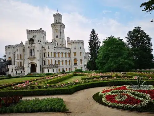 城堡是哥特式,巴洛克式以及温莎城堡的混合体,外部宏伟,庭院深深,墙上