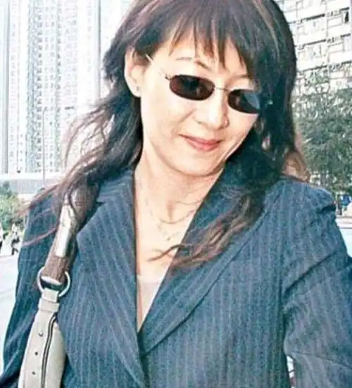 谭咏麟一夫二妻幸福生活和正室相约丁克和红颜知己生子