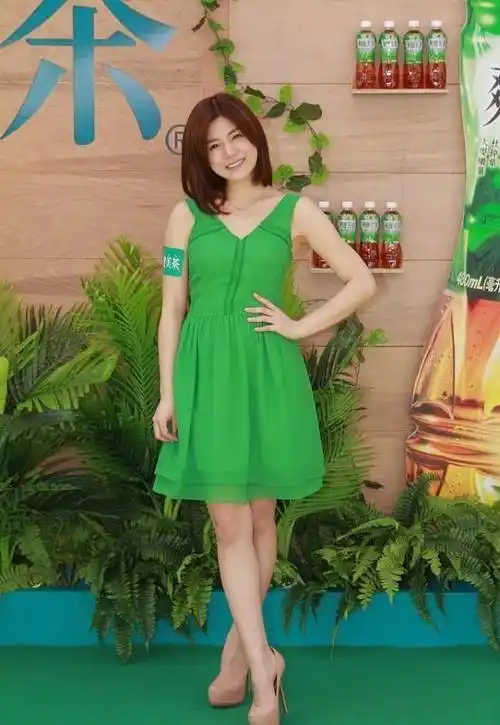 陈妍希这造型好难驾驭啊,肉粉色雪纺裙有点显黑,发型也很奇特_女性