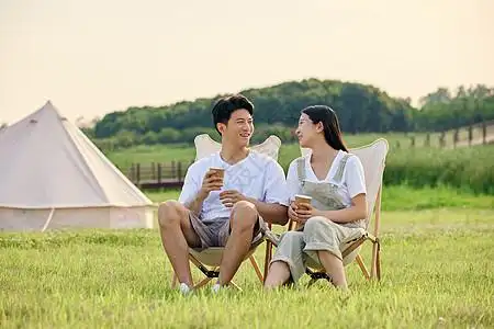 户外游玩男女图片