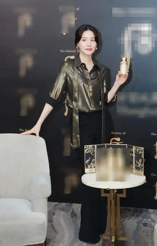 李英爱造型高调三连秀红裙复古鱼尾裙优雅氧气美女48岁美如28