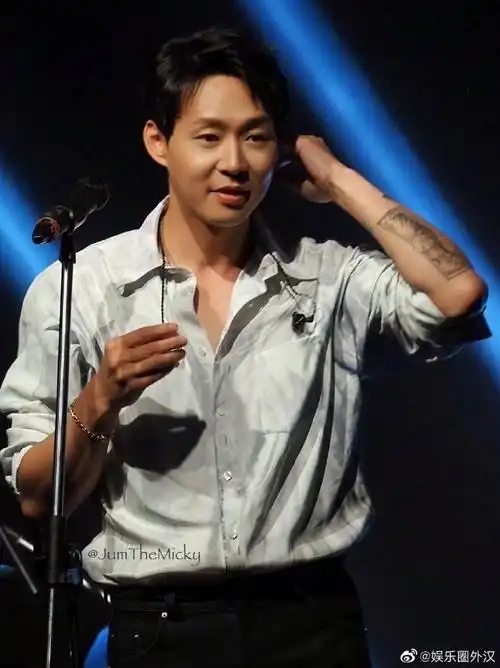 朴有天的前半生真的好顺空降半年出道 人设是会弹钢琴英语很溜的贵