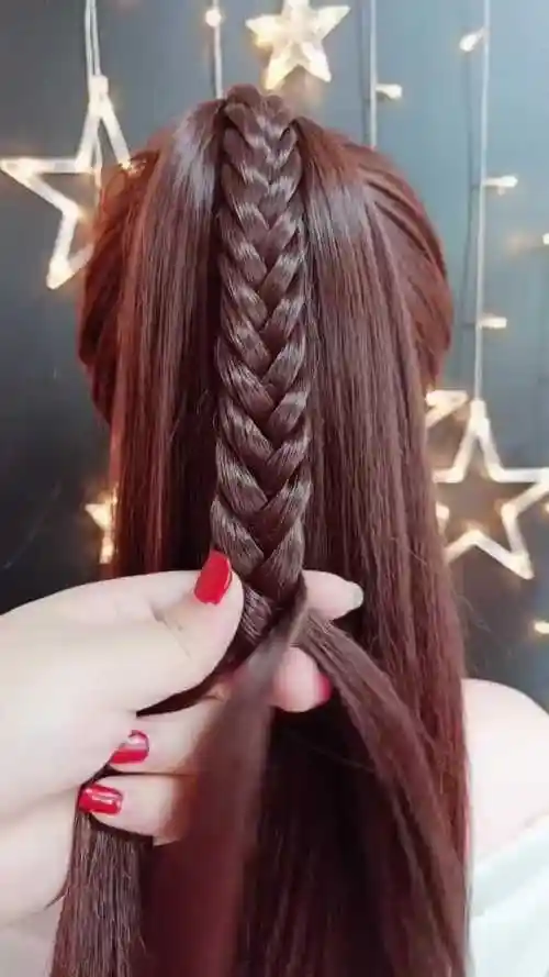 秋季头发容易乱,长发美女高马尾这样编,时髦又漂亮