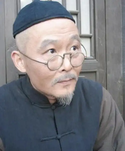 2010年,钱波在话剧《茶馆》中饰演了油嘴滑舌,见风使舵的唐铁嘴一角