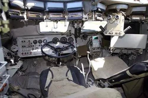 这是台风k"8x8战术装甲运兵卡车的驾驶室,同样是明亮宽敞,完全包裹在