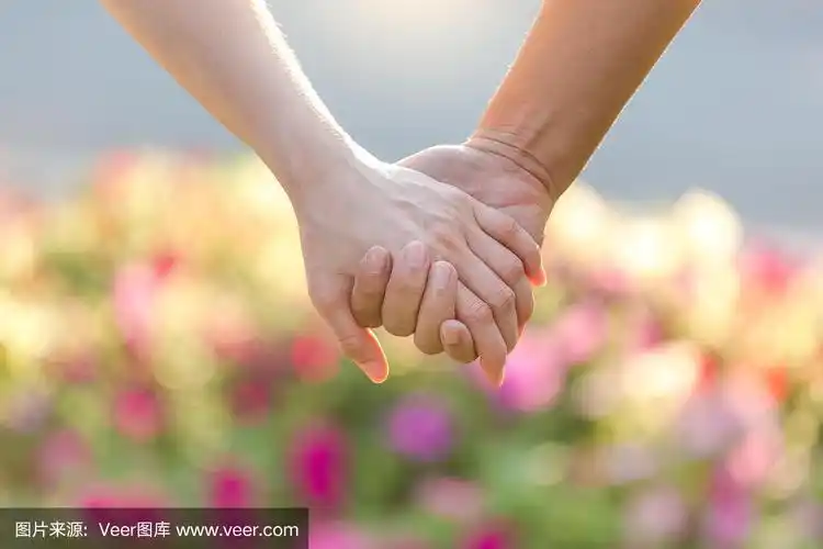 恩爱夫妻牵手的特写