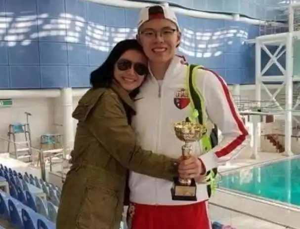 原创原创6年感情被闺蜜抢走上位嫁富豪终分道扬镳今独自养子成冠军