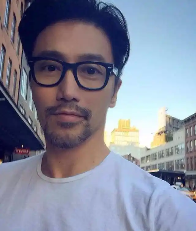 太励志!50岁大叔身高和颜值像二十几岁的小鲜肉