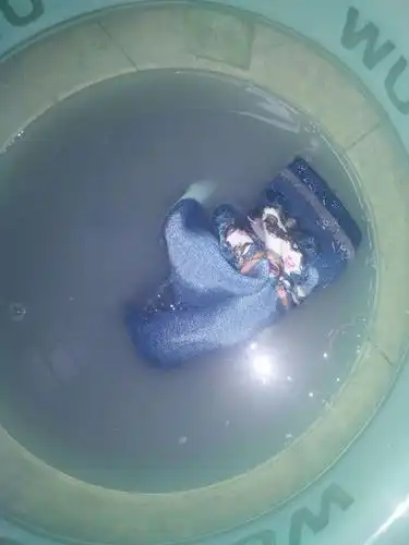 第一步:把臭袜子放到水里