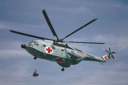 直-8医疗救护直升机快速施救伤员