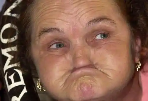 丑的女人:吉尼斯丑女与自封丑女对比图