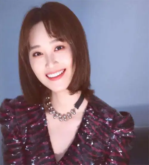 蓝盈莹出生时,家中只有一间出租屋,勉强容纳全家三口.