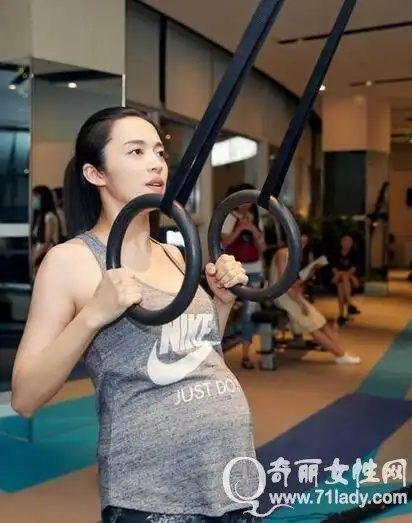 姚晨挺5月大肚直播健身惊呆好友 戴帽可爱自拍被赞景美人更美