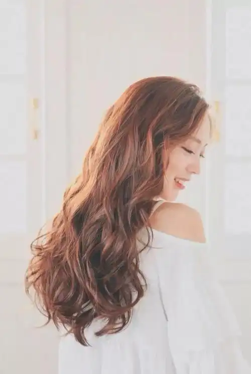 大波浪发型最显得雍容华贵,也是贵妇们的最爱,烫个大卷,轻松搞定一切