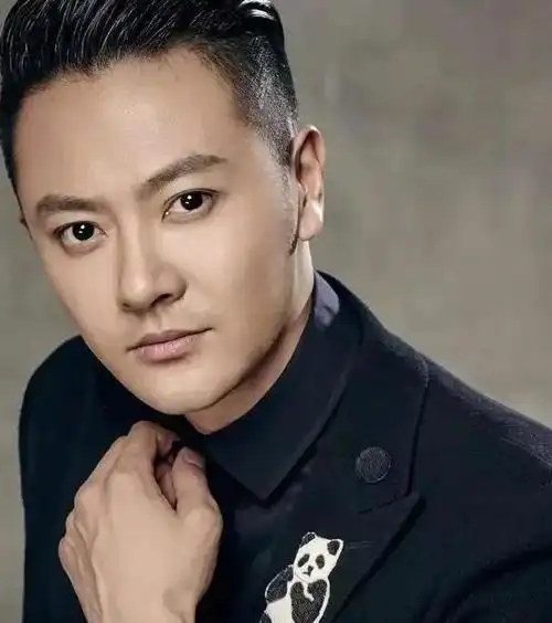 被兄弟一刀插到18线妻子骗财874万知名演员印小天现在怎样了