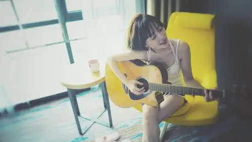 李小璐手抱吉他拍写真