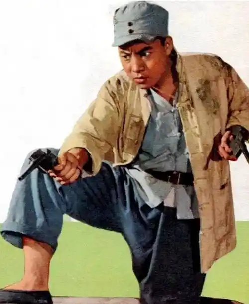 "高传宝"朱龙广再回地道战故事发生地,当年的帅哥如今白发朱颜_张勇手