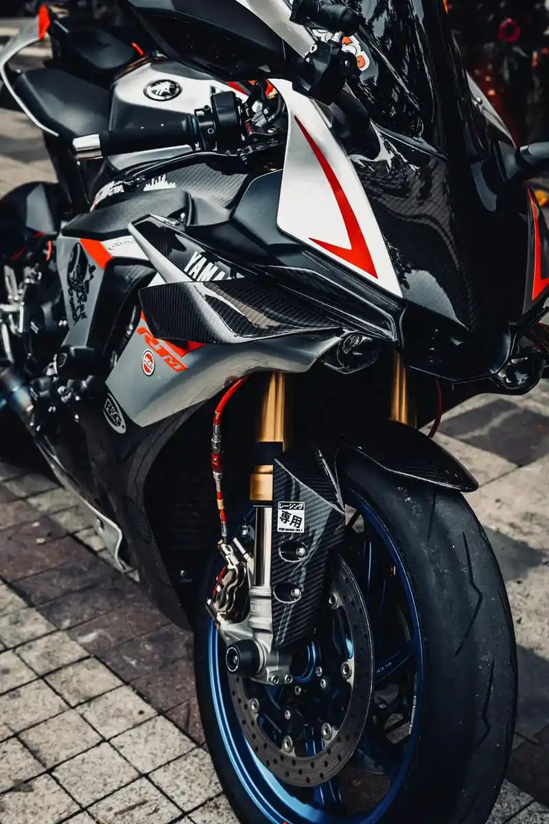 天上飞机,地上r1#雅马哈r1m #机车 #机车摄影 - 抖音