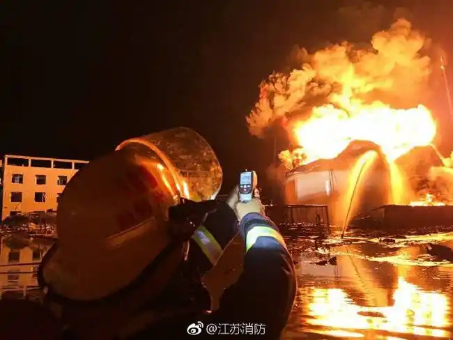实拍盐城化工厂爆炸现场892名消防员连夜奋战