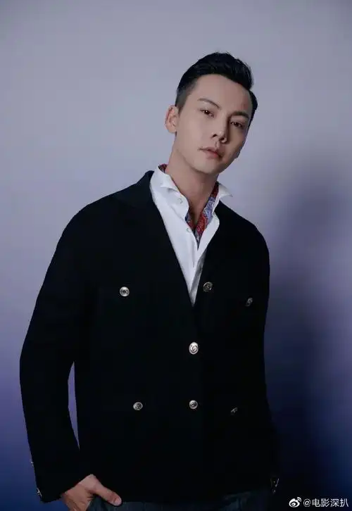 霆英伦风西装##陈伟霆#陈伟霆身穿经典白衬衫和西装外套,搭配干练发型