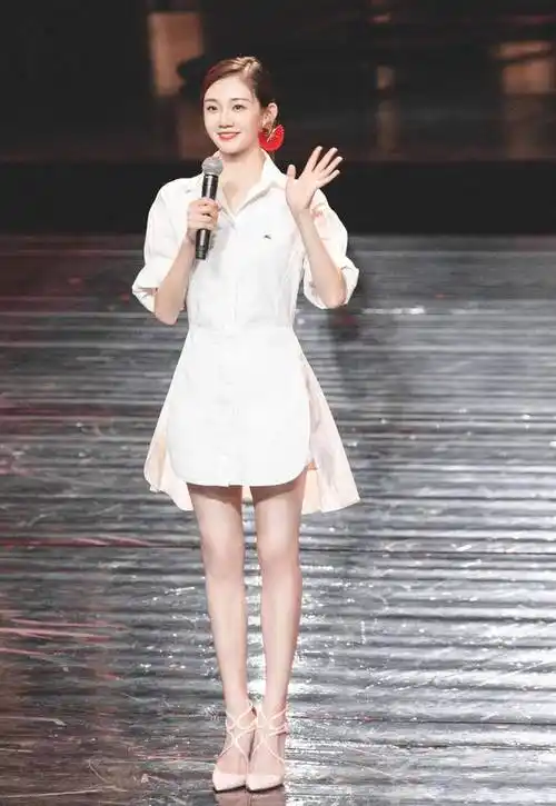 苗苗对身材真自信穿金色亮片连体裤配黑色薄纱半身裙身材出众