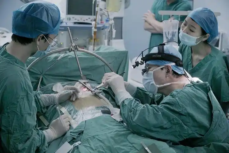 长沙60岁男子胸闷呼吸困难医生在跳动的心上实施杂交手术