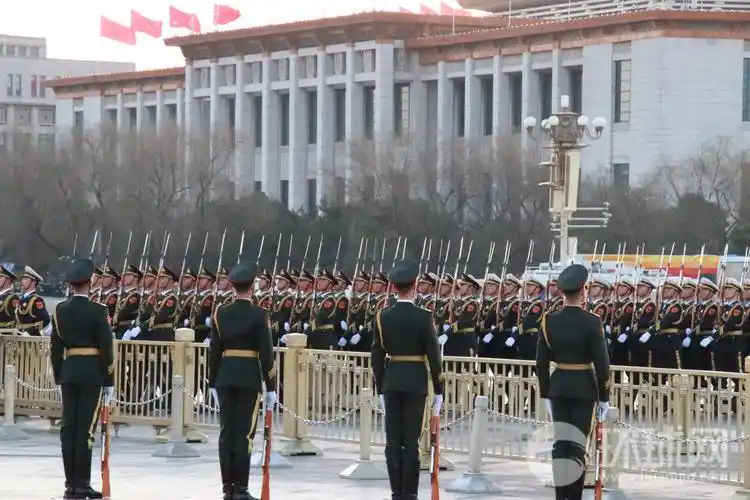 解放军仪仗队首次在天安门升旗 数万人现场观看