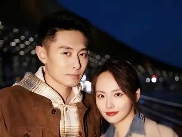 张嘉倪买超已离婚男方沉迷会所聚会结束后街头落寞玩手机