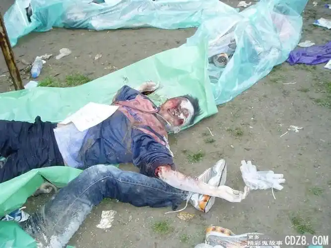 汶川大地震被禁图片  悼念死者