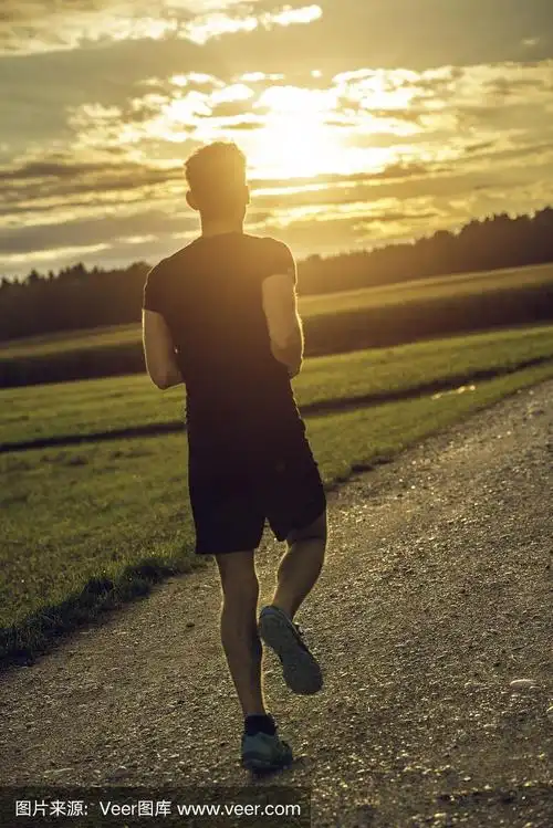 朝着日落奔跑的人的背影