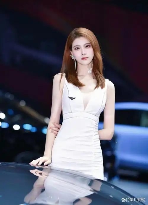 身高177的美女车模,身材高挑优雅,礼服都盖不住的大长腿