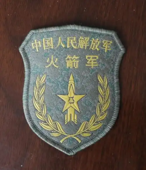 服饰▼并增加军种军旗全部改魔术贴形式采用全新隐蔽式设计胸标,臂章