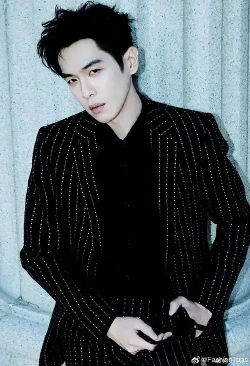 张若昀又拿错奖杯了##张若昀荣获年度男演员