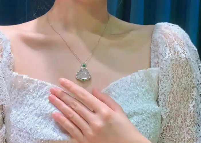 缅甸翡翠高冰玉佛吊坠适合女神戴