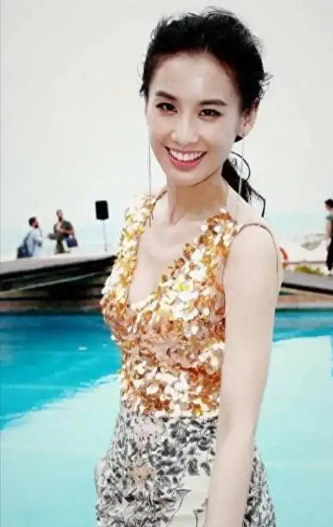 黄圣依在2005年未经星辉公司同意的情况下登上了《男人装》杂志,而该