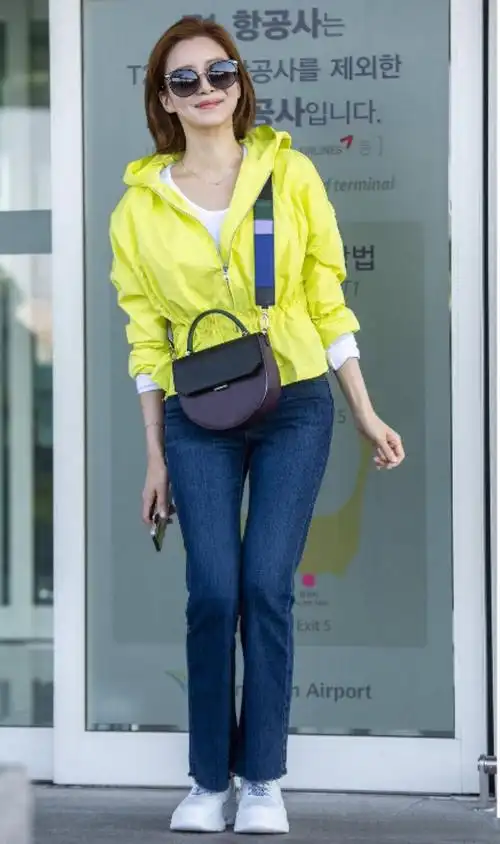 崔雪莉风衣甜美,宣美牛仔衣耍帅,一周红黑榜竟成外套穿搭教科书