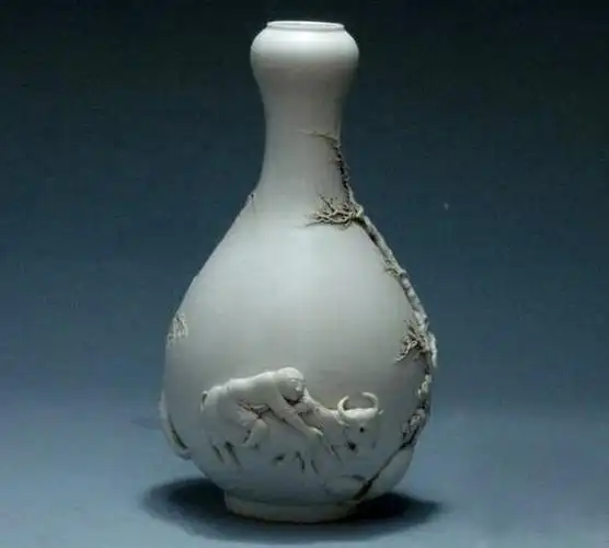 a00115 清道光 陈国治雕白瓷牧牛童子蒜头瓶