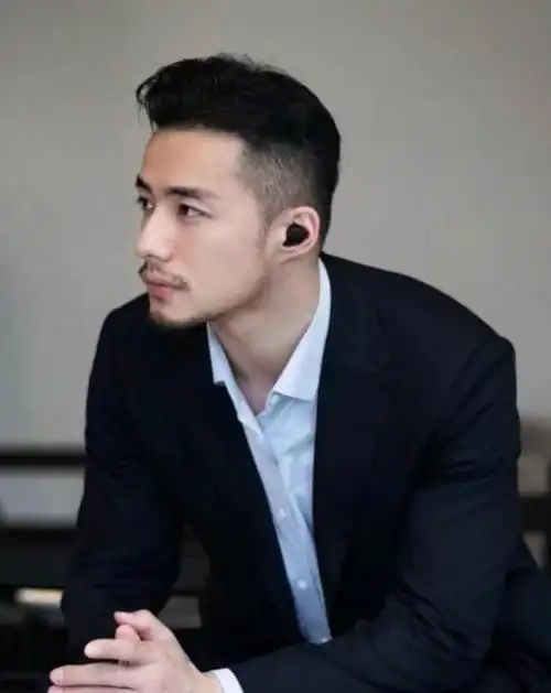 40岁男人发型别乱剪,这3款造型帅气不油腻,尽显男性魅力